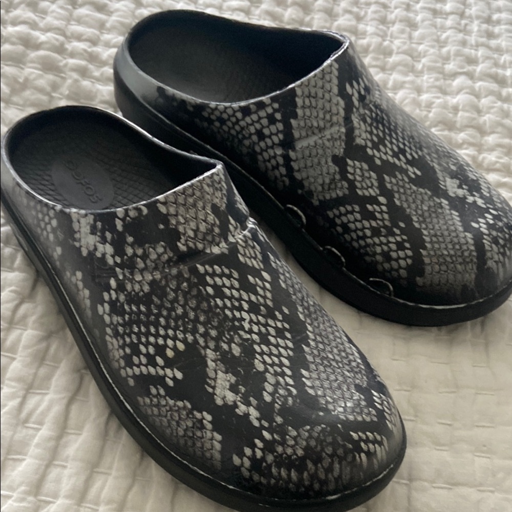 Oofos Snakeskin Patterned Slip-On Shoes